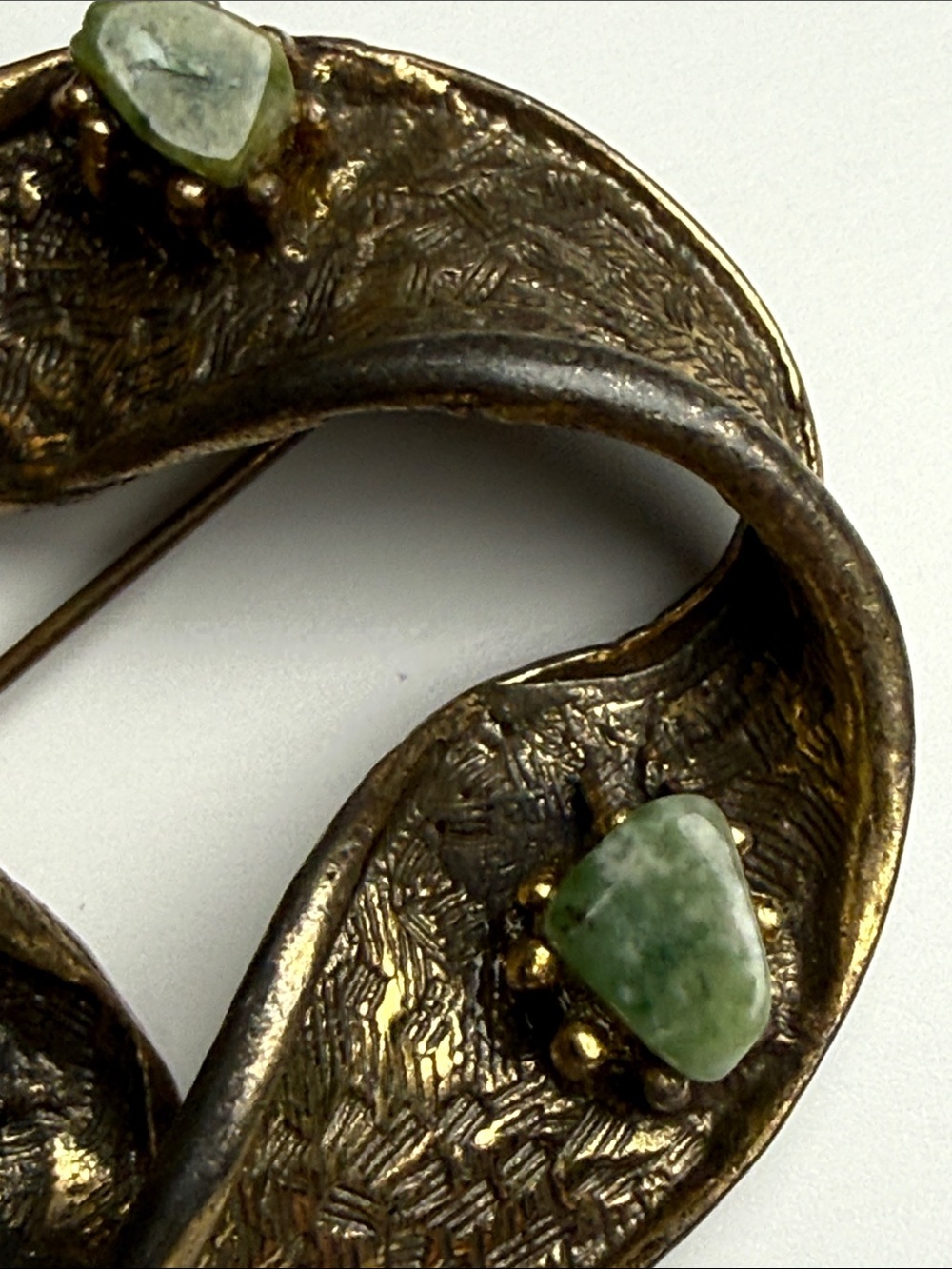 Vintage brutalist Green Stone Circle Brooch MCM nugget pin - Picture 8 of 14